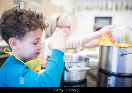 Schüler Vorbereitung Pasta in Kochkurs Stockfoto