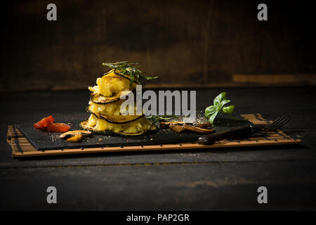 Vegan mehrschichtige Turm, Kartoffelbrei, Aubergine, Zucchini und Champignons Stockfoto