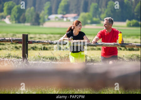 Paar beim Kühlen Pause Stockfoto