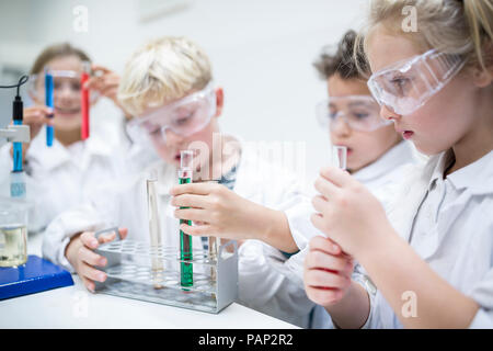 Schüler in Wissenschaft Kategorie experimentieren mit Flüssigkeiten in Reagenzgläser Stockfoto