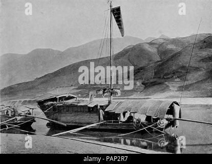 Ein kleines Hausboot auf dem Jangtsekiang. Stockfoto