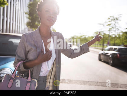 Portrait der Unternehmerin hageln ein Taxi Stockfoto