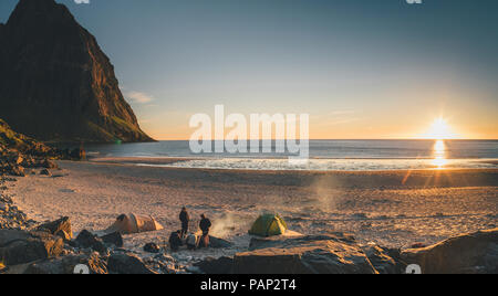 Norwegen, Lofoten, Moskenesoy, einer Gruppe von jungen Männern Camping am Strand von kvalvika Stockfoto