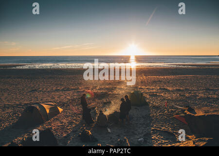 Norwegen, Lofoten, Moskenesoy, einer Gruppe von jungen Männern Camping am Strand von kvalvika Stockfoto