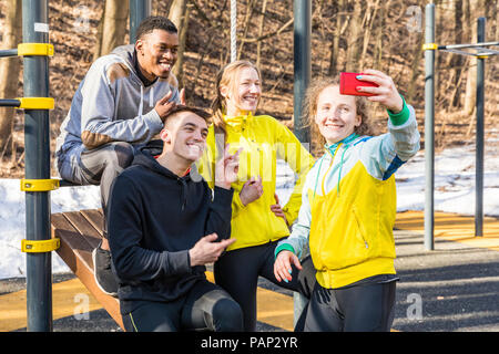 Gerne Freunde ein selfie an Fitnessgeräten in einem Park Stockfoto
