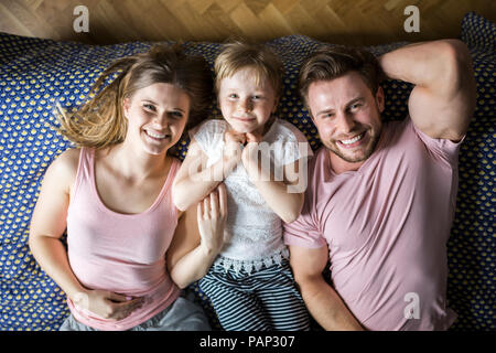 Happy Family im Bett liegen, kuscheln Stockfoto