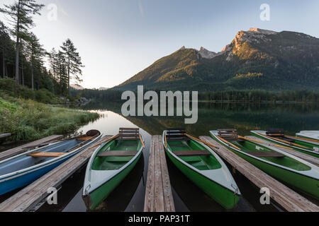 Deutschland, Bayern, Berchtesgadener Alpen, Hintersee, Ruderboote am Morgen Stockfoto