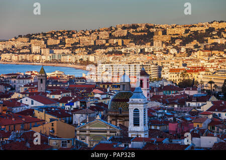 Frankreich, Provence-Alpes-Cote d'Azur, Nizza, Cityview bei Sonnenaufgang, Altstadt im Schatten Stockfoto