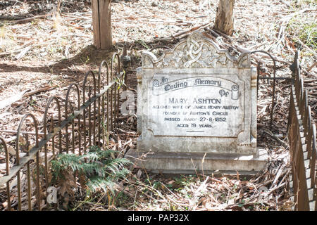 Denkmal für Maria Ashton, Ehefrau von James, Gründer der Ashtons Zirkus. Hanging Rock historische Friedhof, NSW, Australien. Stockfoto