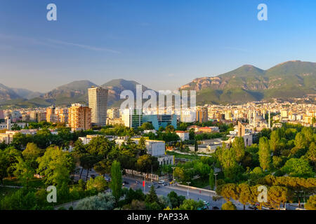 Albanien, Tirana, Stadtzentrum, TID Turm und Namazgah Moschee Stockfoto