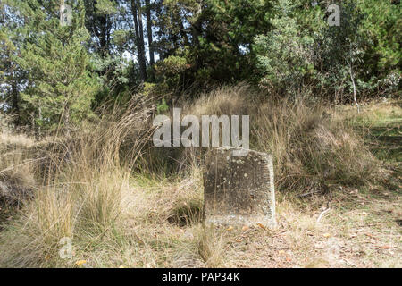 Grobe Grundstein für das 19. Jahrhundert Gold Miner. Hanging Rock historische Friedhof, NSW, Australien. Stockfoto