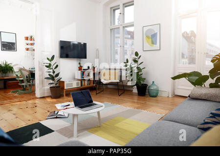 Laptop auf einem Tisch in einem modern möblierte Wohnung Stockfoto