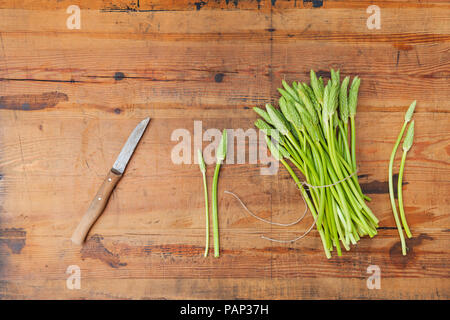 Grüner Spargel auf Holz Stockfoto