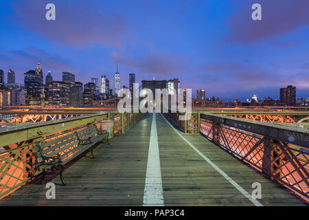 USA, New York City, Brooklyn Bridge bei Nacht Stockfoto