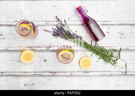 Hausgemachte lavendel Limonade mit Zitrone, Lavendel Sirup Stockfoto