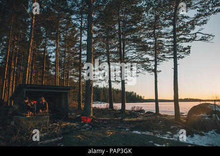 Schweden, Sodermanland, zwei Männer, die Ruhe am See Navsjon im Winter Stockfoto
