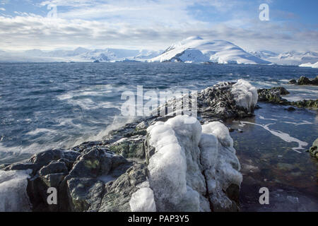 Antarktis, Antarktische Halbinsel, vergletscherte Berge in Lemaire Kanal Stockfoto