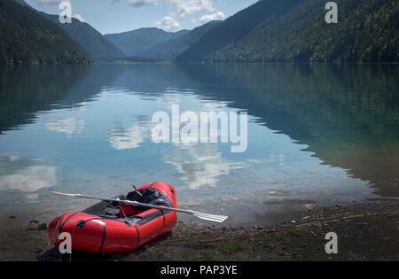 Österreich, Kärnten, Weissensee, leer Schlauchboot Stockfoto