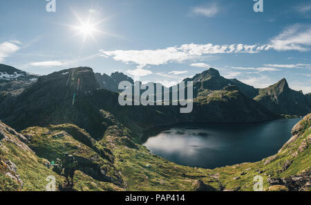 Norwegen, Lofoten, Moskenesoy, Mann Wandern am Tennesvatnet Stockfoto