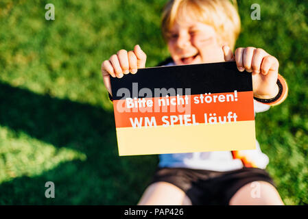 Jungen zeigen nicht unterschreiben wegen Spielgeschehen Wm stören Stockfoto