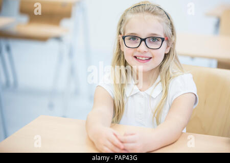 Portrait von lächelnden Schülerin in der Klasse Stockfoto