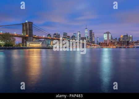 USA, New York City, Manhattan, Brooklyn, Stadtbild mit Brooklyn Bridge bei Nacht Stockfoto