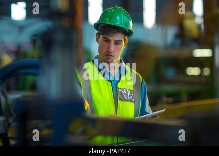 Ingenieur in industriellen Anlagen Inspektion von Maschinen Stockfoto