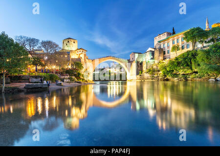 Bosnien und Herzegowina, Mostar, Altstadt, Alte Brücke und den Fluss Neretva an der blauen Stunde Stockfoto