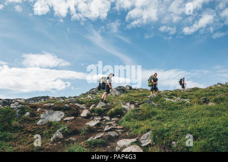 Norwegen, Lofoten, junge Männer wandern in Moskenesoy Stockfoto