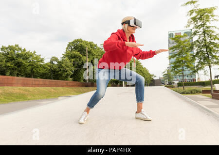 Ältere Frau mit VR-Brille outddors Stockfoto