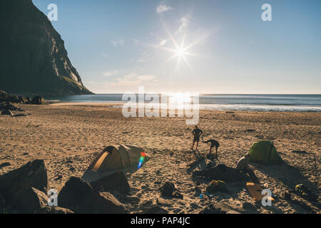 Norwegen, Lofoten, Moskenesoy, einer Gruppe von jungen Männern Camping am Strand von kvalvika Stockfoto