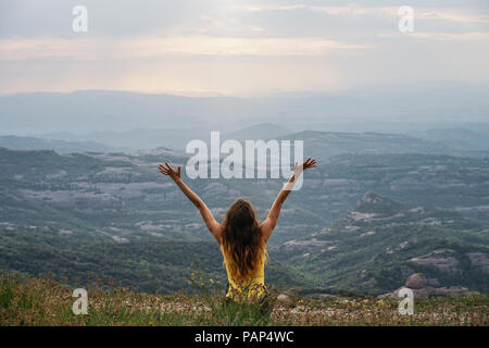 Spanien, Barcelona, Rückansicht der glückliche junge Frau auf montcau Berg Stockfoto