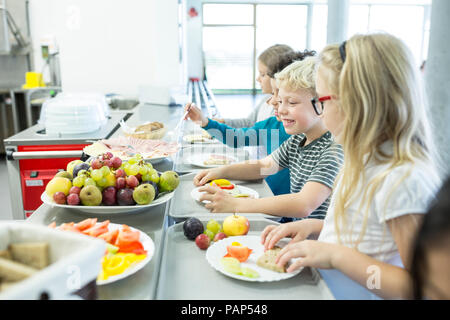 Schülerinnen und Schüler an der Theke in der Schulkantine Stockfoto