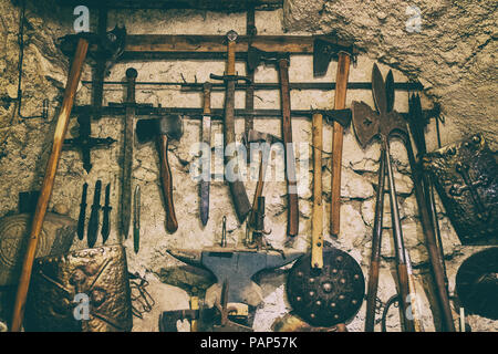 Mittelalterliche Ritter Waffen auf einer Steinmauer. Cooler Hintergrund. Stockfoto