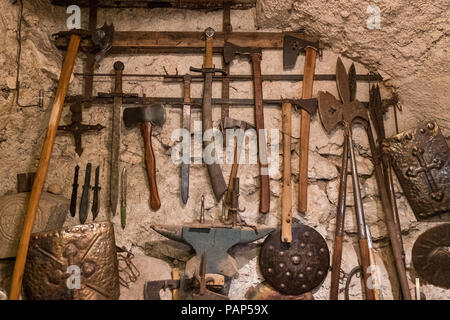 Mittelalterliche Waffen auf einer Steinmauer. Cooler Hintergrund. Stockfoto