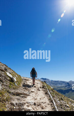 Österreich, Salzburg Land, Region Großglockner, Wanderer auf dem Weg zur edelweissspitze, Nationalpark Hohe Tauern Stockfoto