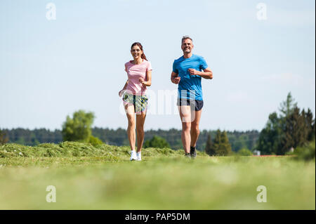 Paar, dass auf dem Feld Pfad Stockfoto