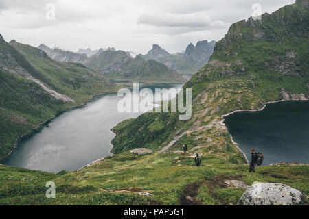 Norwegen, Lofoten, Moskenesoy, Gruppe junger Männer wandern am Vinstad Stockfoto