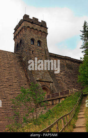 Derwent Behälter Dam East Tower in th Derbyshire Peak District Stockfoto