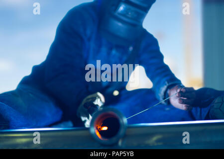 Schweißer in Industrieanlagen schweißen Tanks Stockfoto