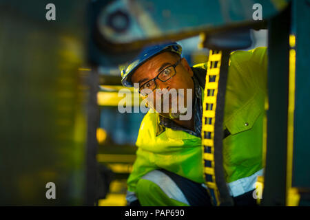 Ingenieur in industriellen Anlagen Inspektion von Maschinen Stockfoto
