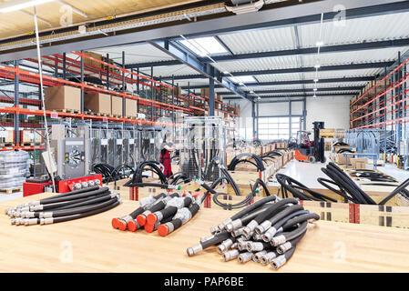 Industrie Halle, Arbeiter und Gabelstapler Stockfoto
