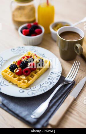 Waffel garniert mit Waldbeeren und Müsli Stockfoto