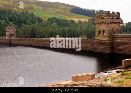 Derwent Resevoir Damm in der oberen Derwent Valley, Derbyshire, bei niedrigem Wasserstand Juli 2018 Stockfoto