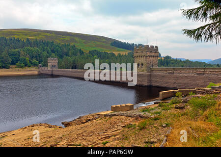 Derwent Resevoir Damm in der oberen Derwent Valley, Derbyshire, bei niedrigem Wasserstand Juli 2018 Stockfoto