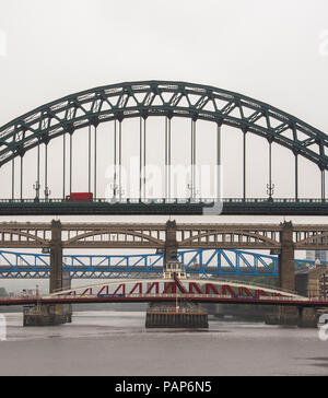 Transport Brücken über den Fluss Tyne, der Newcastle upon Tyne, Großbritannien Stockfoto