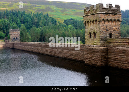Derwent Resevoir Damm in der oberen Derwent Valley, Derbyshire, bei niedrigem Wasserstand Juli 2018 Stockfoto