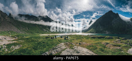 Norwegen, Lofoten, Moskenesoy, junge Männer Camping am Strand Horseid Stockfoto