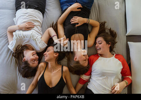 Vier Freunde entspannen auf der Couch zu Hause Stockfoto