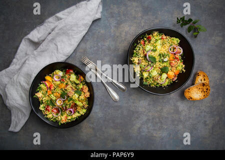 Tabbouleh aus Couscous, Tomaten, Roten Zwiebeln, Gurke, Petersilie und Minze Stockfoto